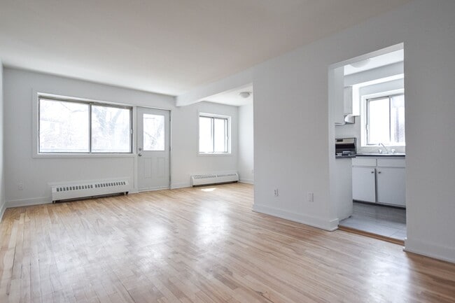 Photo - 4570 Chem. Queen Mary Unit 307