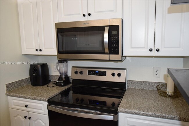 Building Photo - 8240 SW 210th St Unit 220