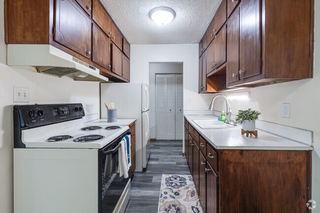 1BR, 1BA - 648SF - Kitchen