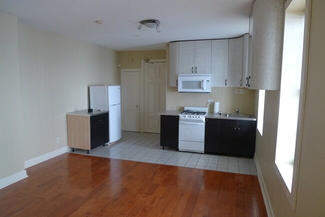 Building Photo - 647 N 15th St Unit 2
