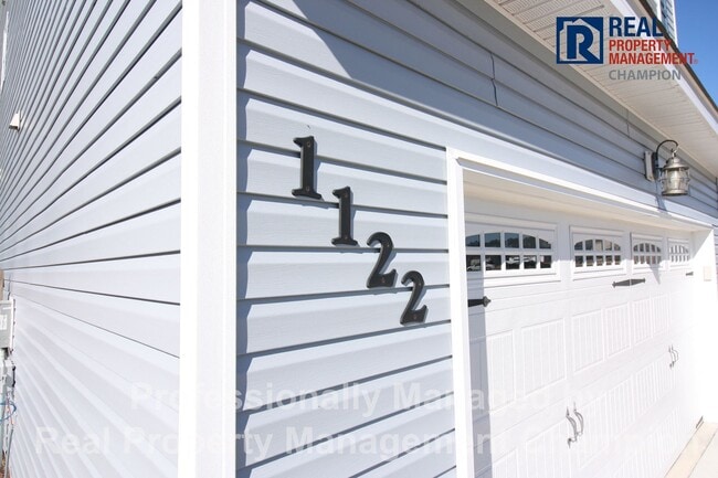 Building Photo - Spacious Home with Fenced Back Yard Convenient to Camp Lejeune