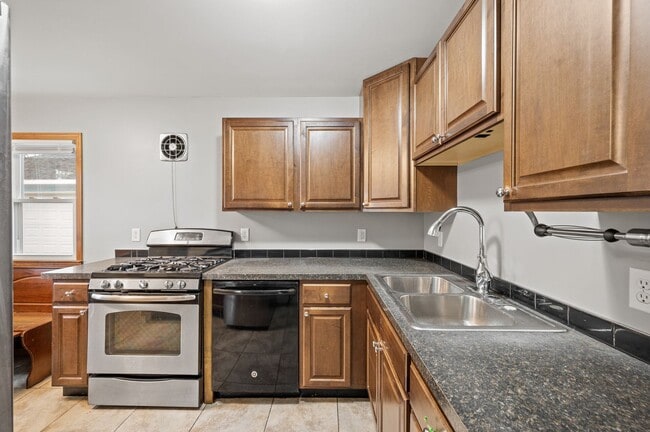 Photo - 1711 Rose Pl W