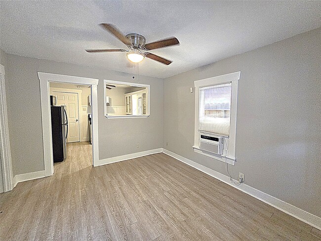 Photo - 2812 St Emanuel St