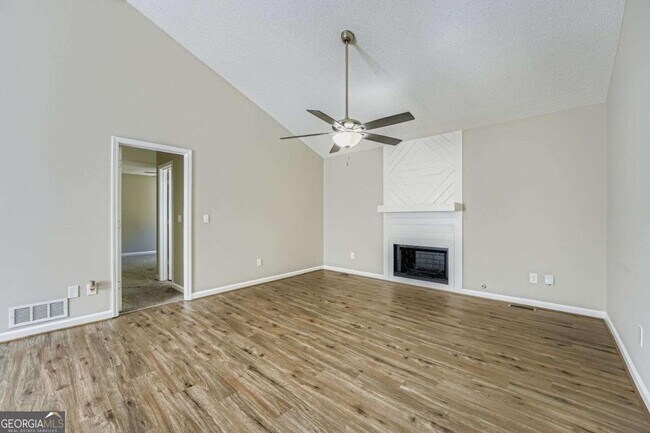 Photo - 1233 Waterton Trail