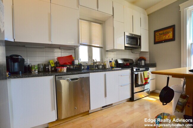 Building Photo - 131 Summer St Unit 1 Rental