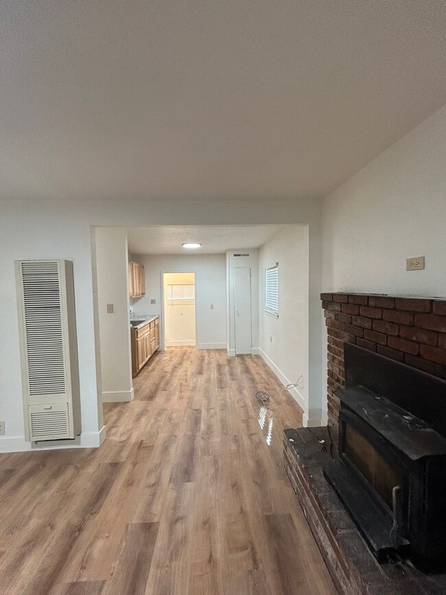 Building Photo - 1049 Unit #1