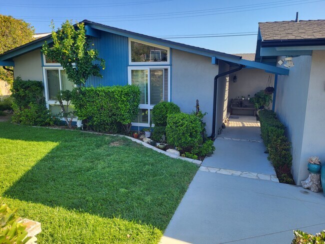Building Photo - 5027 Elmdale Dr Rental