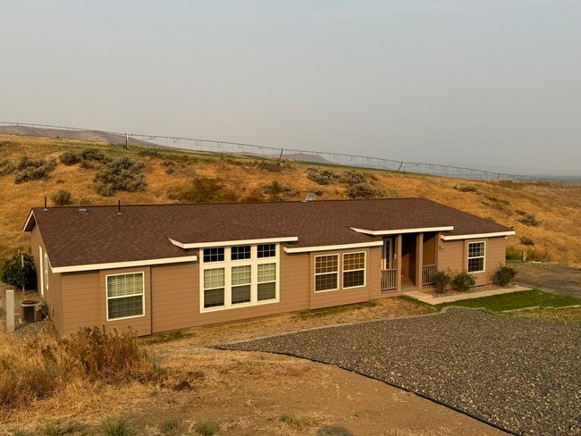 Building Photo - 4 Bed 3 Bath Home with Expansive Country V...
