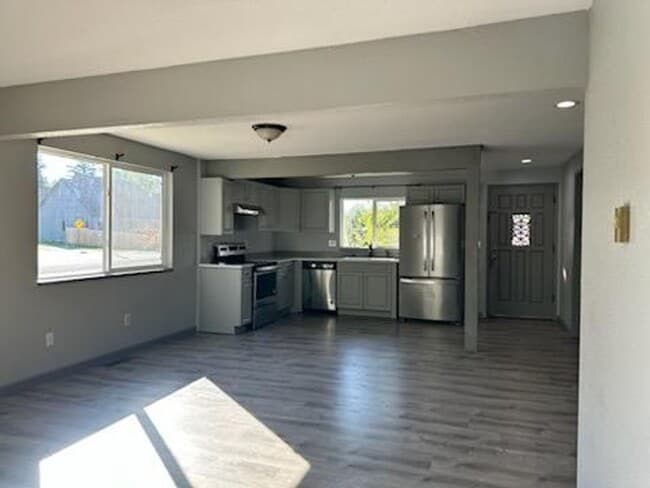 Photo - 5 Bedroom, 2 Bath in the Silver Beach Area!