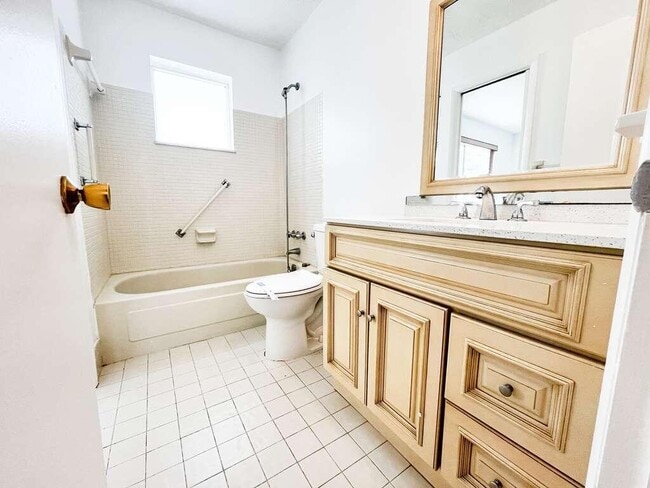 Photo - 905 SW 3rd Ave