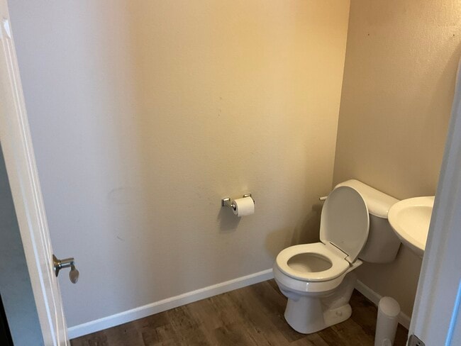 Photo - 703-726 26 St NW