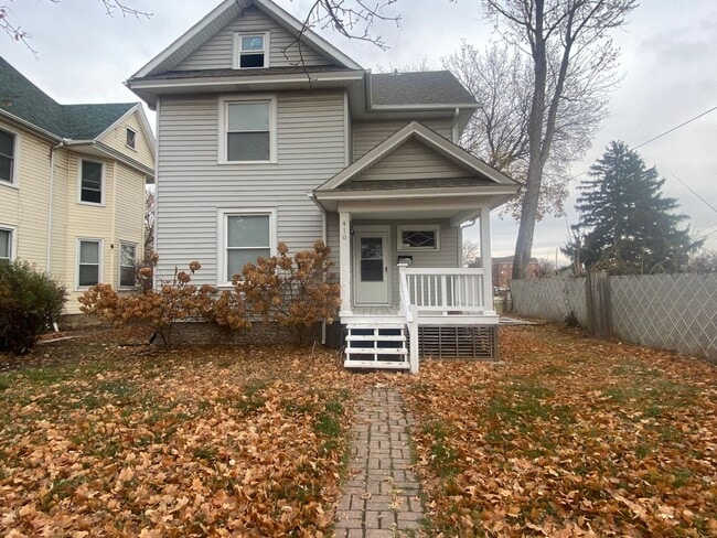 Building Photo - Sharp 2BR Davenport House