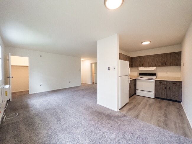 The Cloverleaf - The Cloverleaf Apartments