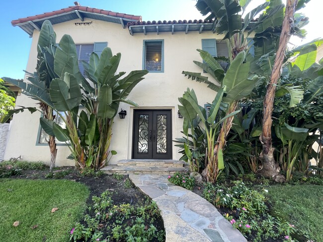 Building Photo - 152 N Arnaz Dr Unit B Rental