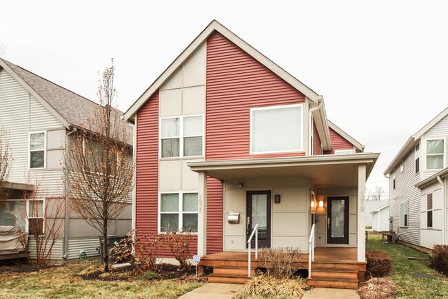 Building Photo - Beautiful Townhouse Close to Downtown Indy...