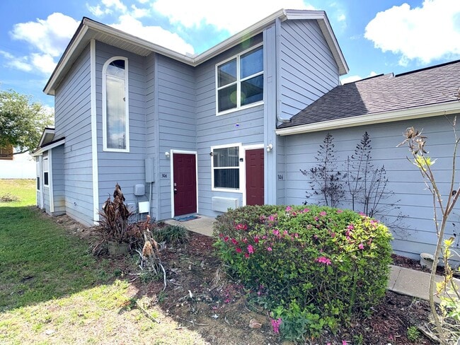 Building Photo - Move in Ready! Four Corners Area! Beautiful 3 Bed 3 Bath Townhome!