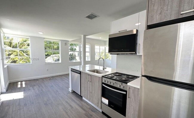 Building Photo - 1570 Euclid Ave Unit 06