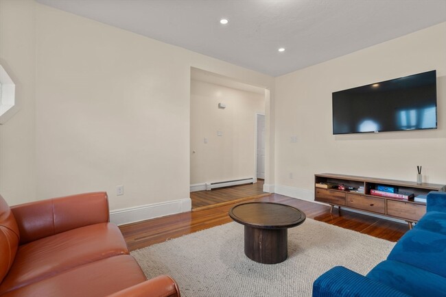 Building Photo - 19 Carmen St Unit 2