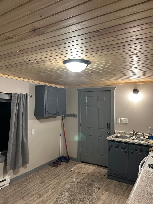 Photo - 603 12 St NW