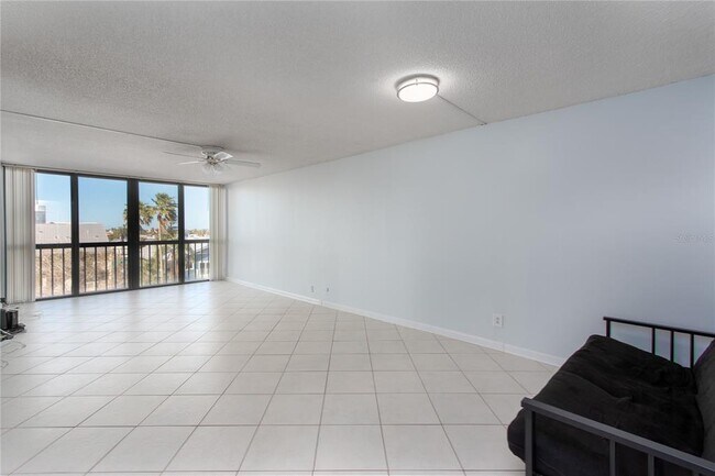 Photo - 255 Dolphin Point Unidad 414