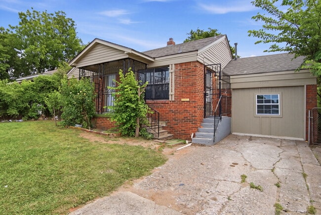 Photo - 2228 SW Grand Blvd