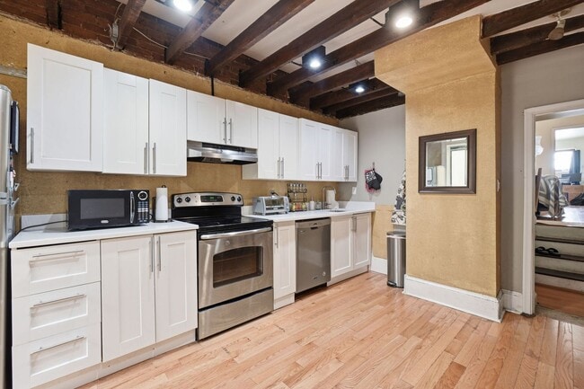 Building Photo - Updated Georgetown Two-Bedroom with All Utilities Included!