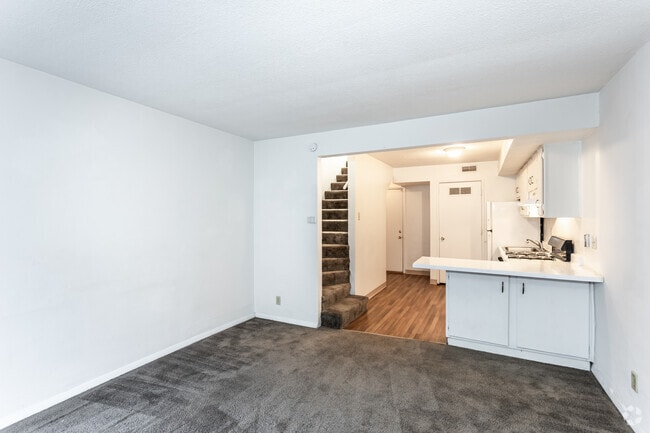 1BA, 1BR - 690 SF - San Rafael Townhomes