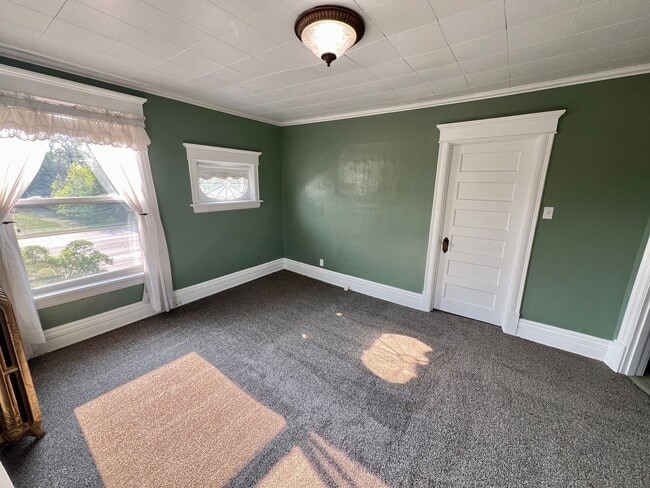 Photo - AVAILABLE JUNE - Upper 2 Bed 1 Bath Apt w/ Private Laundry Unit 1128 Hammond Ave - 2