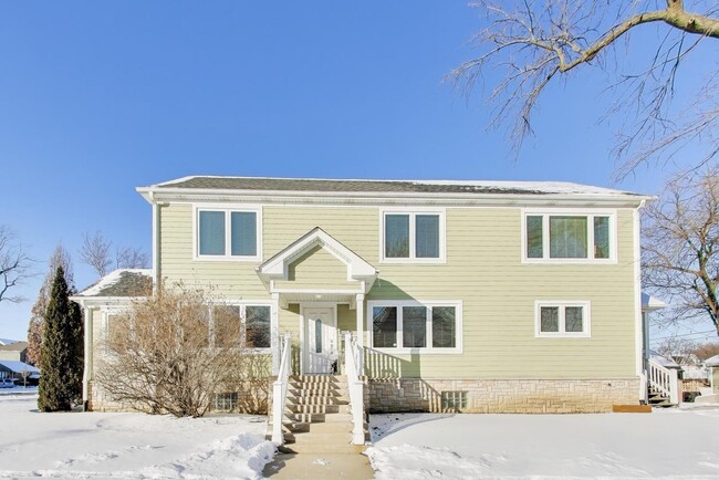 Building Photo - 229 N Myrtle Ave