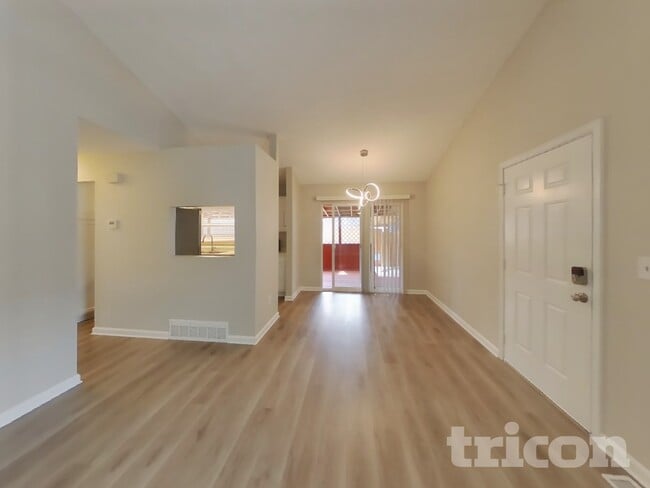 Photo - 4820 Jet Wing Cir W