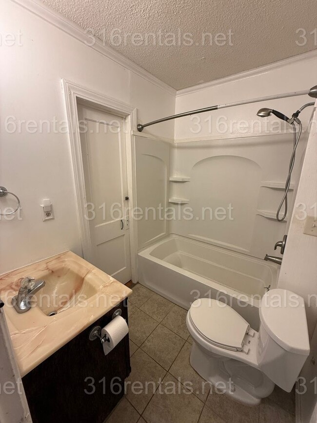 Photo - $915 - 2 bedroom / 1 bathroom - Single Fam...