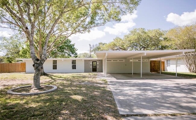 Building Photo - 2807 Bluebonnet St