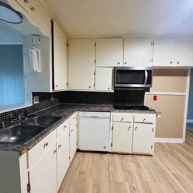 Spacious 3-Bed Retreat with Scenic Backyard located in Nederland, TX!