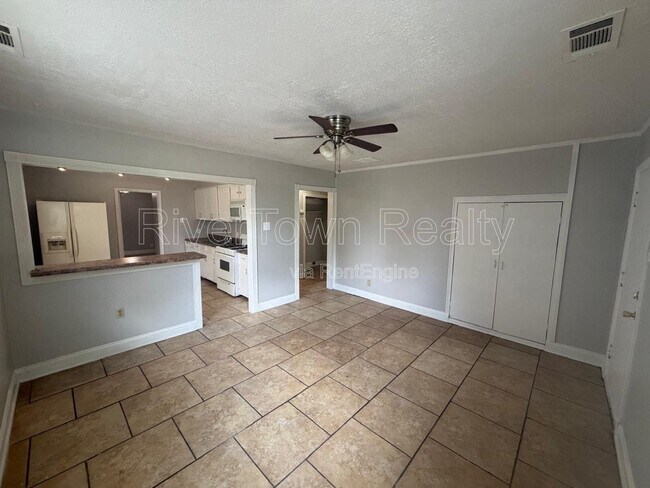 3633 N Lloyd Cir