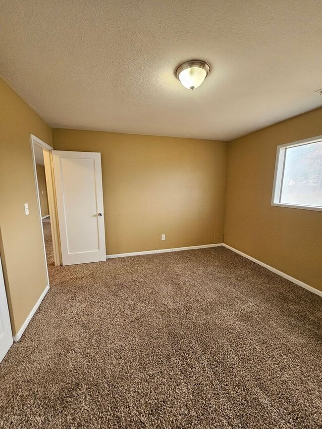 Photo - 900-902 Lindberg Ln