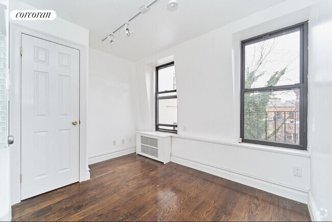 Building Photo - 224 W 13th St Rental