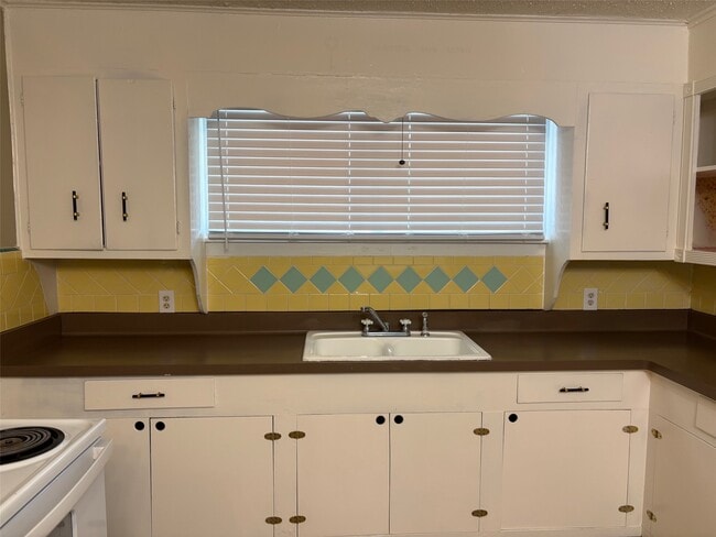 Building Photo - 159 Oak Dr