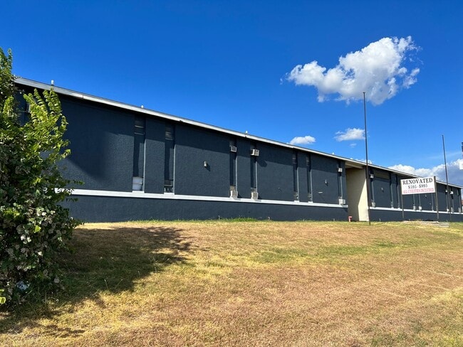 Building Photo - Conveniently Located Studio with ALL Utilities INCLUDED Unit 223 B