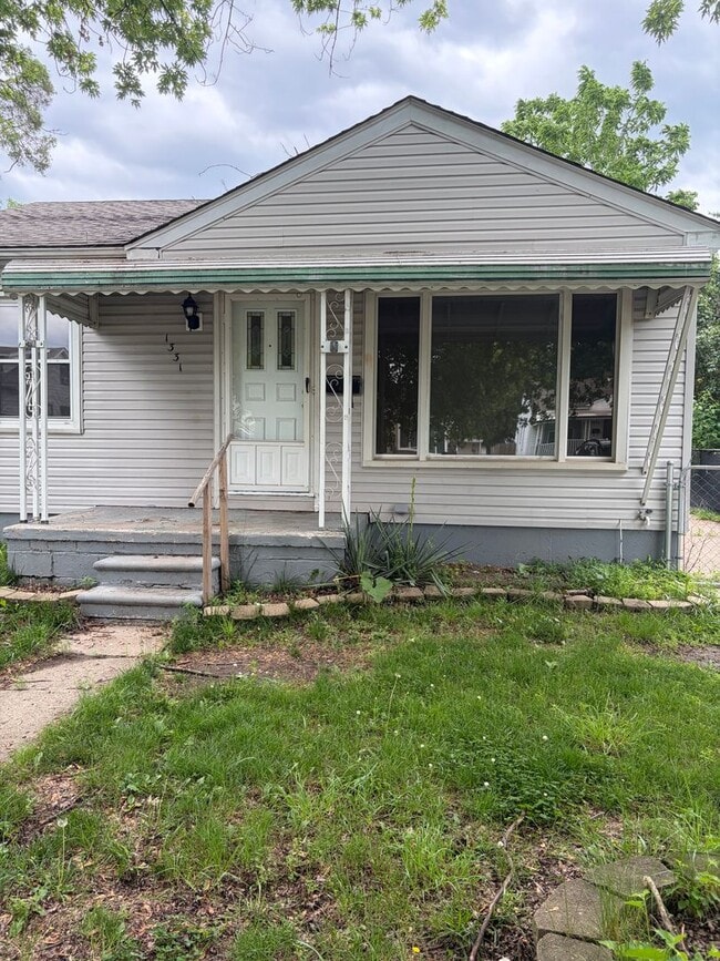 Building Photo - 2 bedroom house Ranch with basement and garage