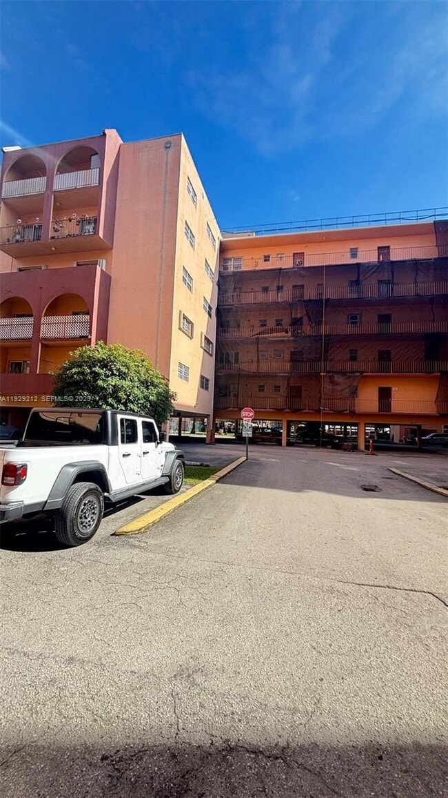 Building Photo - 440 E 23rd St Unit 1401