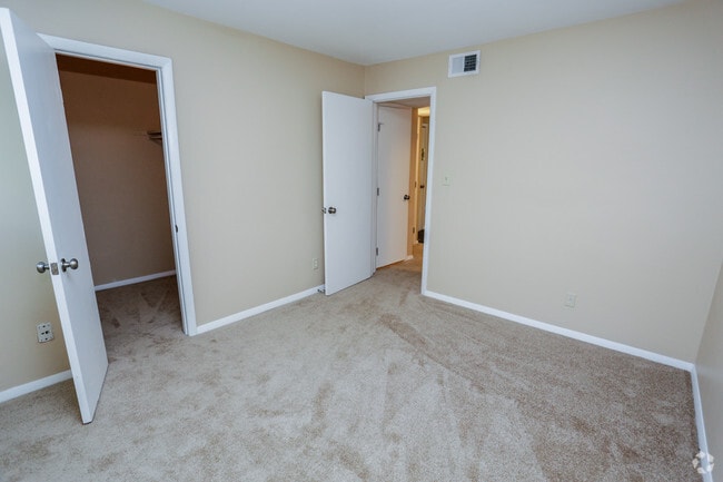 Photo - Turlington Oaks Apartments