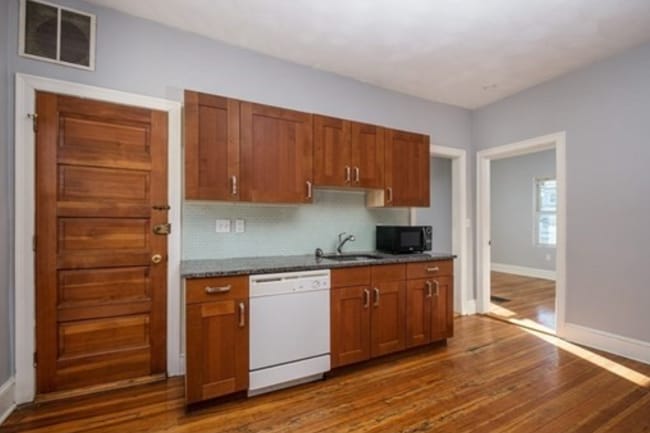 Building Photo - 39 Lambert St Unit 2