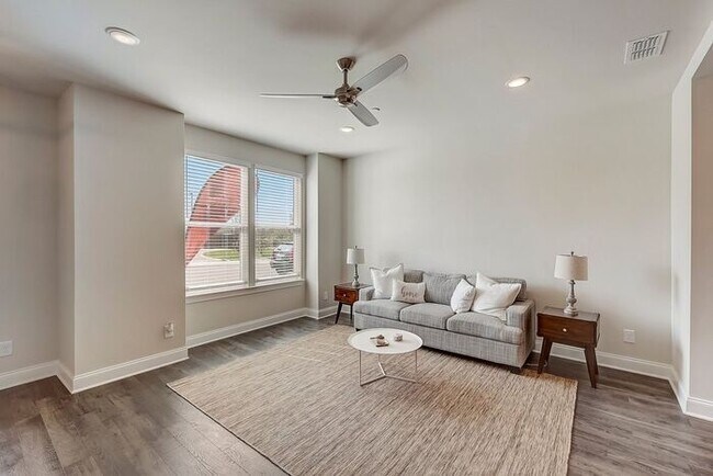 Photo - 1001 Lifford Ln