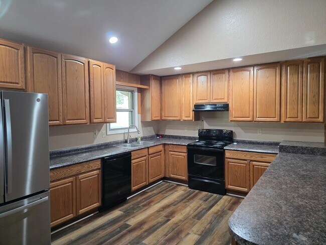 Photo - 721 N James St