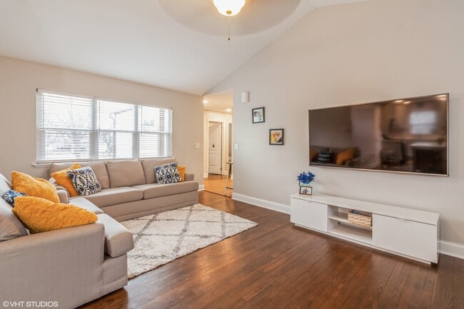 Photo - 2043 University Dr