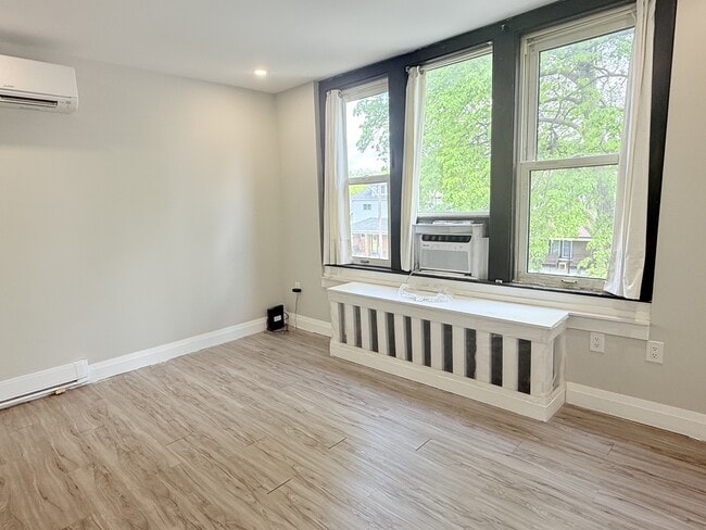 Building Photo - 1495 Gladstone Ave Unit 302