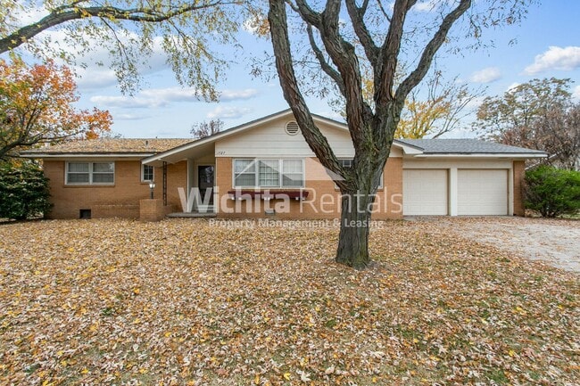 Building Photo - Large 3 bedroom , 2 bath home