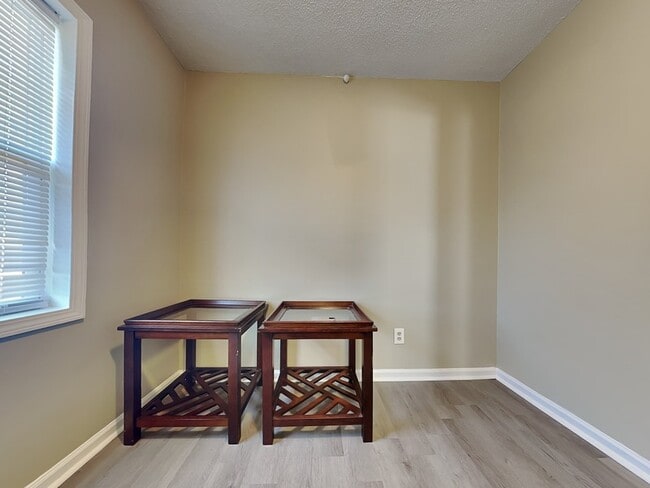 Photo - 481 Iota Ave S