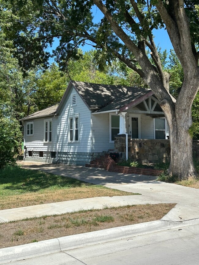 Building Photo - 715 E Quincy St Rental