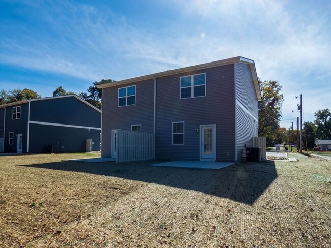 Photo - 304 Bogle St